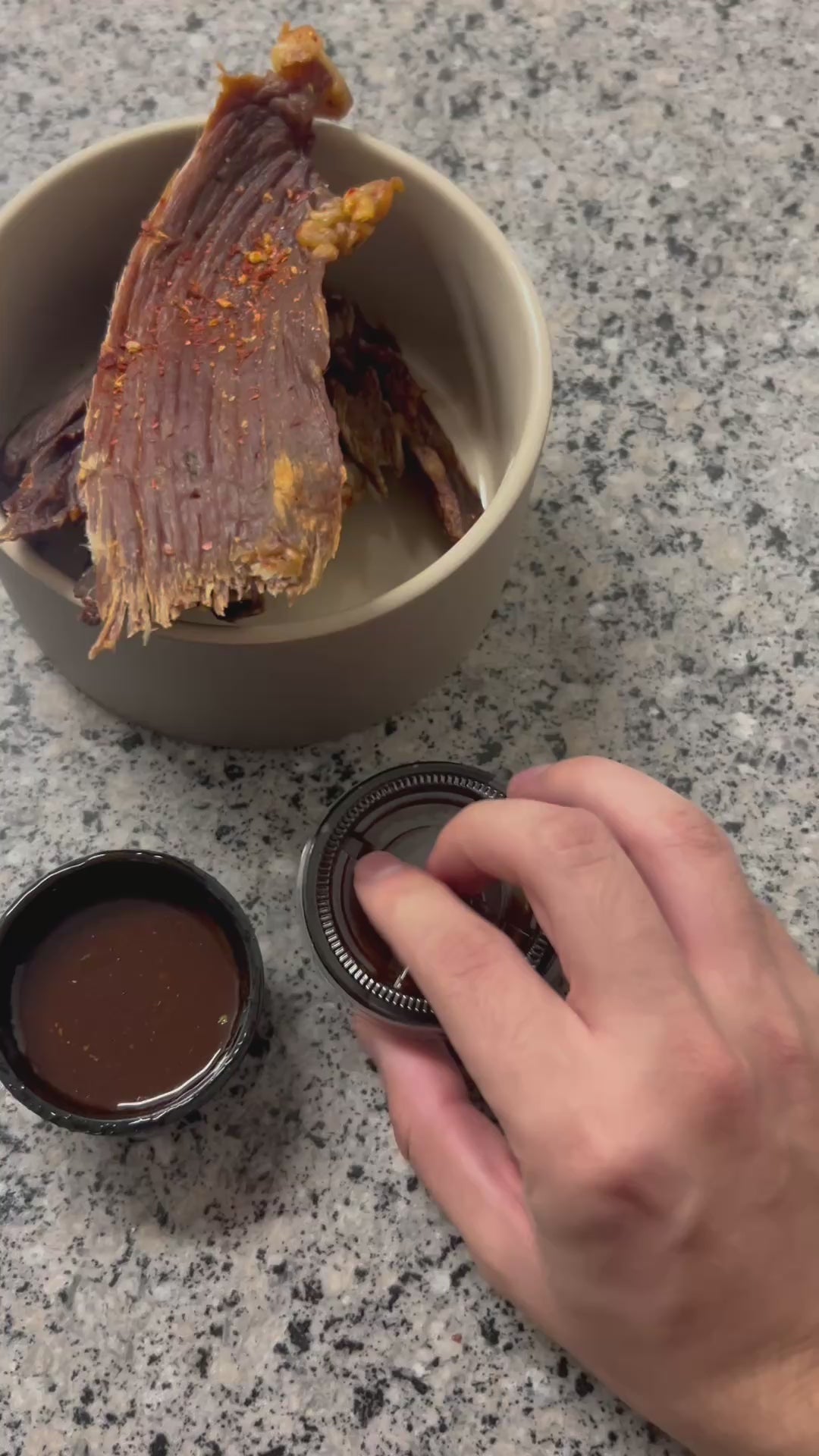 Load video: Video mostrando al equipo de ALZADURA probando nuevas recetas de carne seca salseada en desarrollo. Imágenes cercanas de la carne con textura húmeda y brillante, acompañadas de un ambiente íntimo de cocina y pruebas, transmitiendo expectativa y preparación antes del lanzamiento oficial.